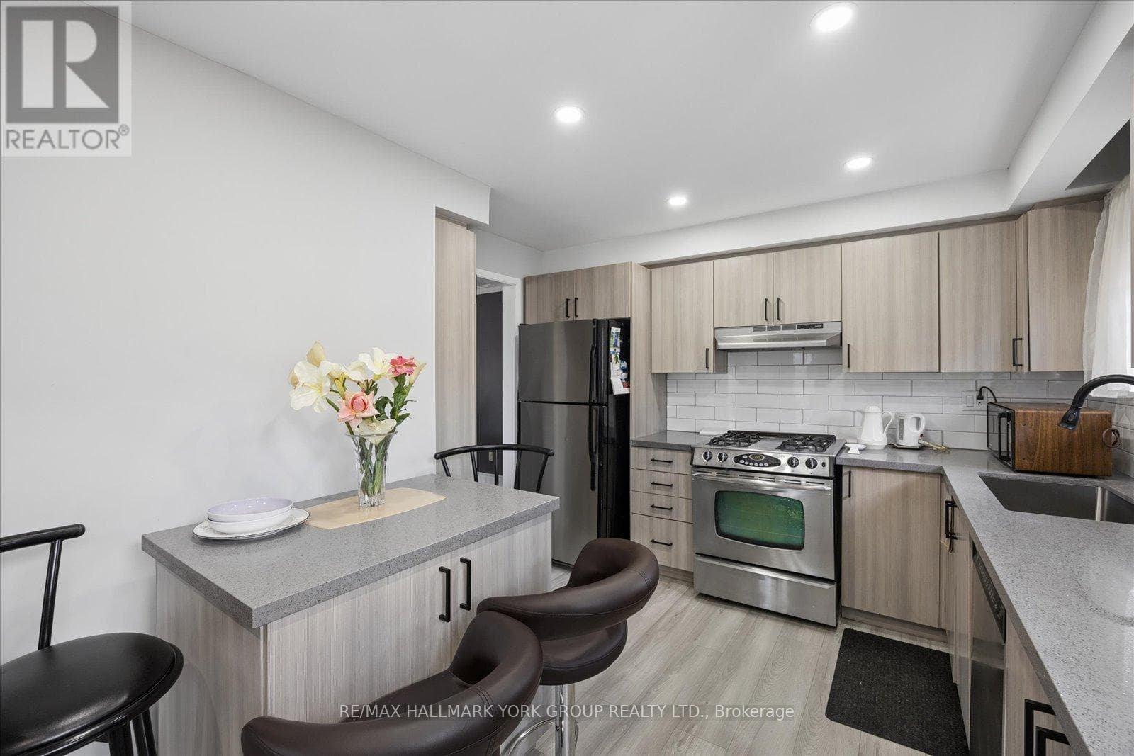 Brick bungalow in West Hill with 3+3 layout, separate-entrance basement, and second kitchen 14