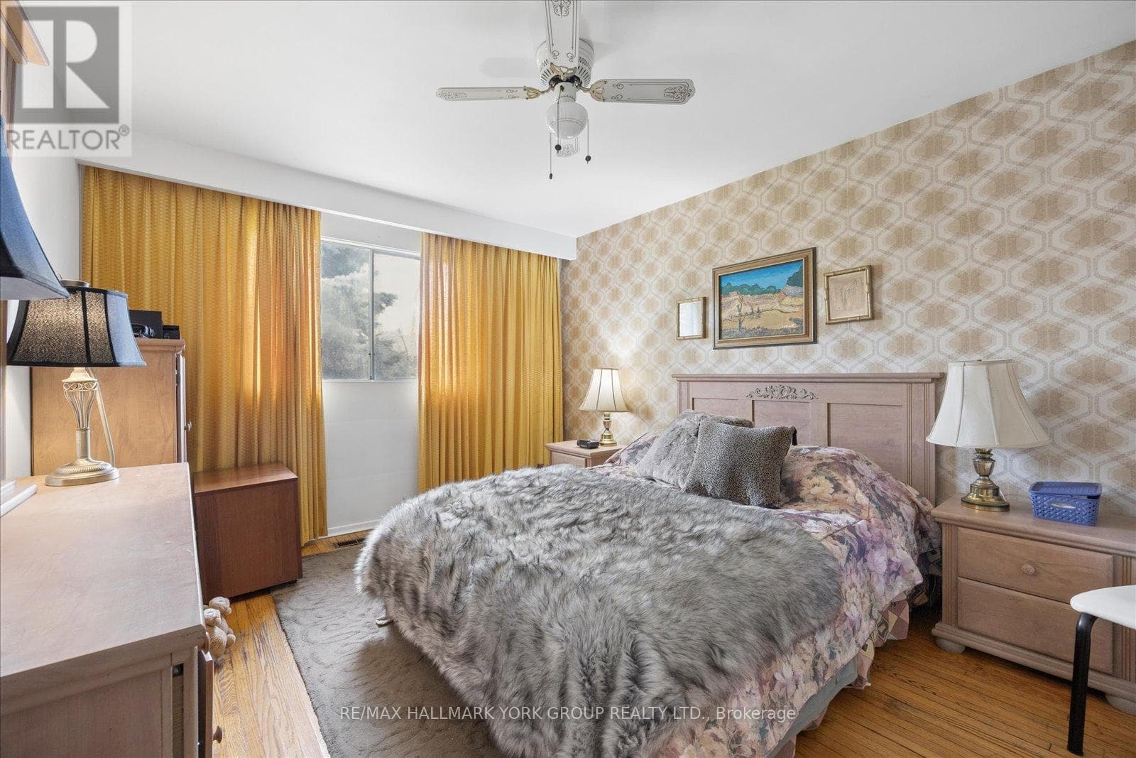 Brick bungalow in West Hill with 3+3 layout, separate-entrance basement, and second kitchen 18