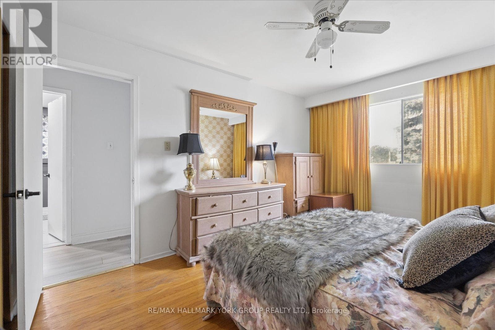 Brick bungalow in West Hill with 3+3 layout, separate-entrance basement, and second kitchen 19