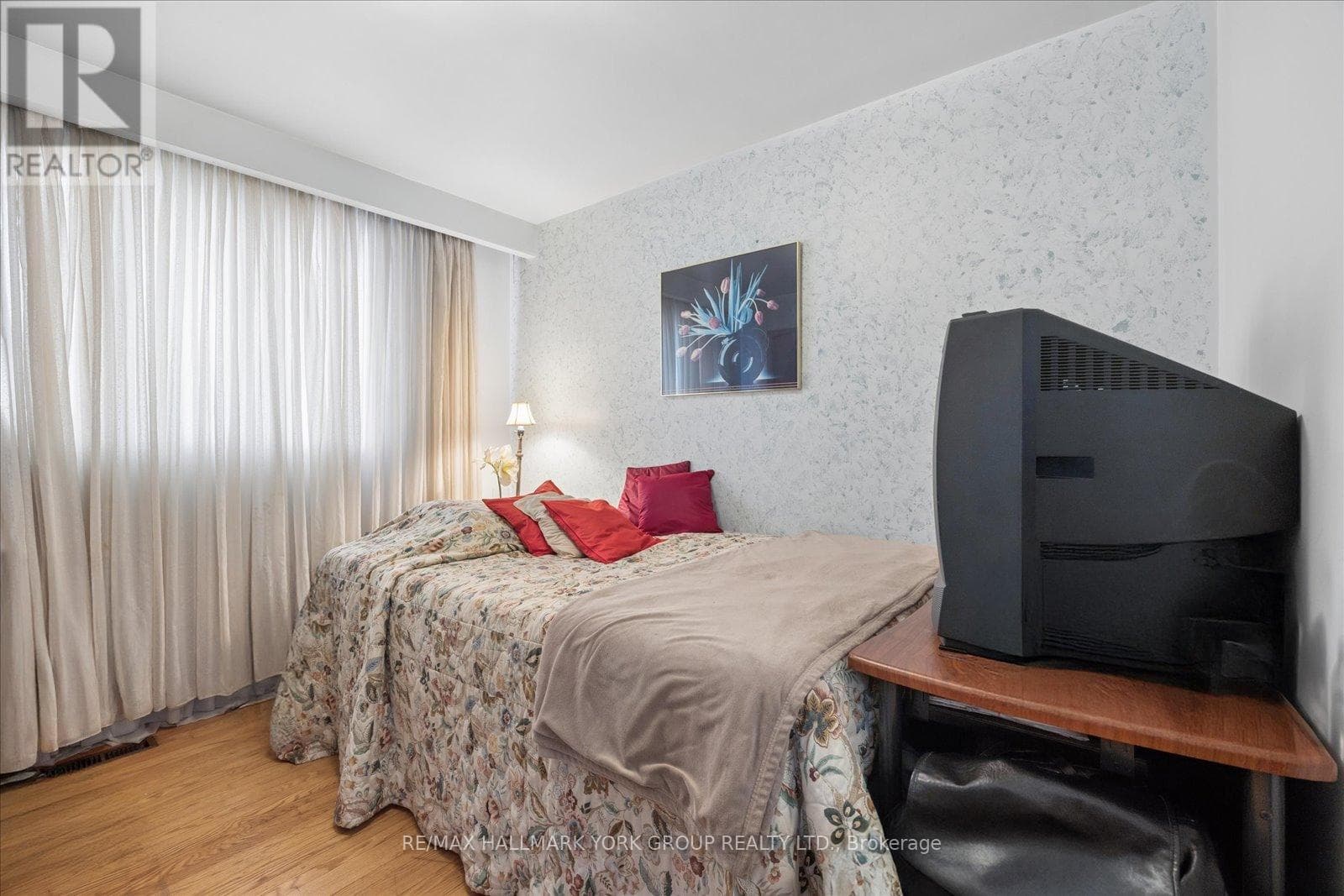 Brick bungalow in West Hill with 3+3 layout, separate-entrance basement, and second kitchen 20
