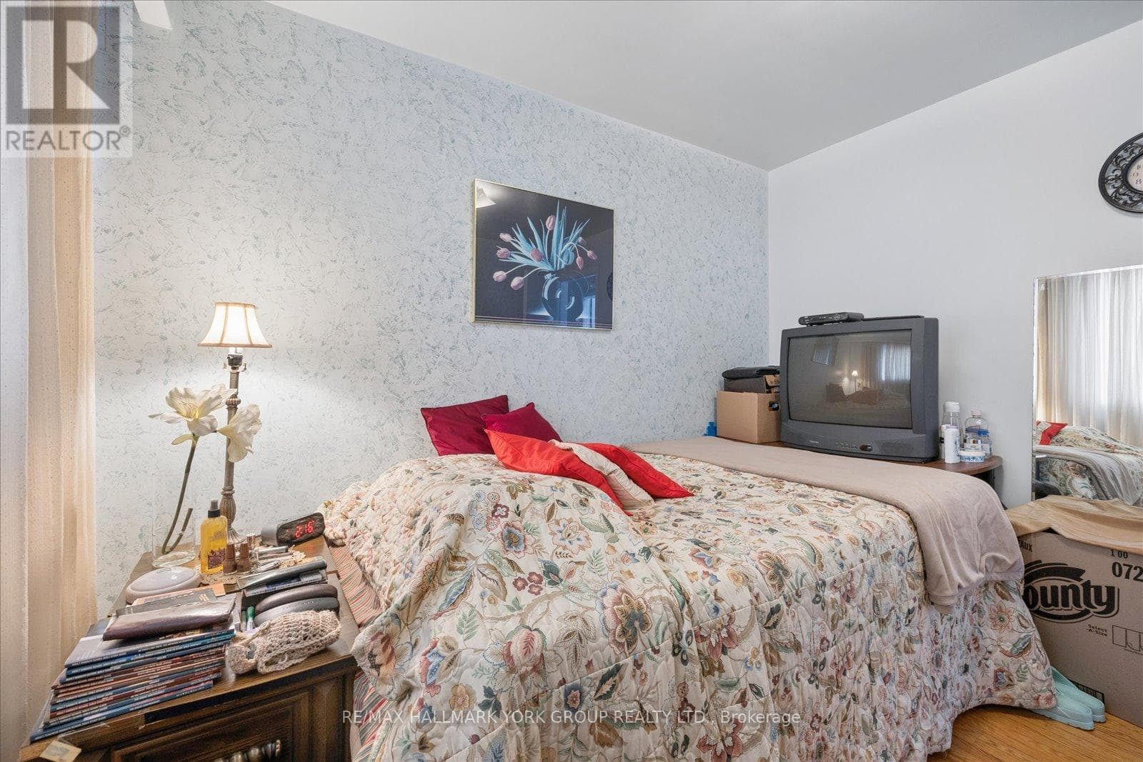 Brick bungalow in West Hill with 3+3 layout, separate-entrance basement, and second kitchen 21