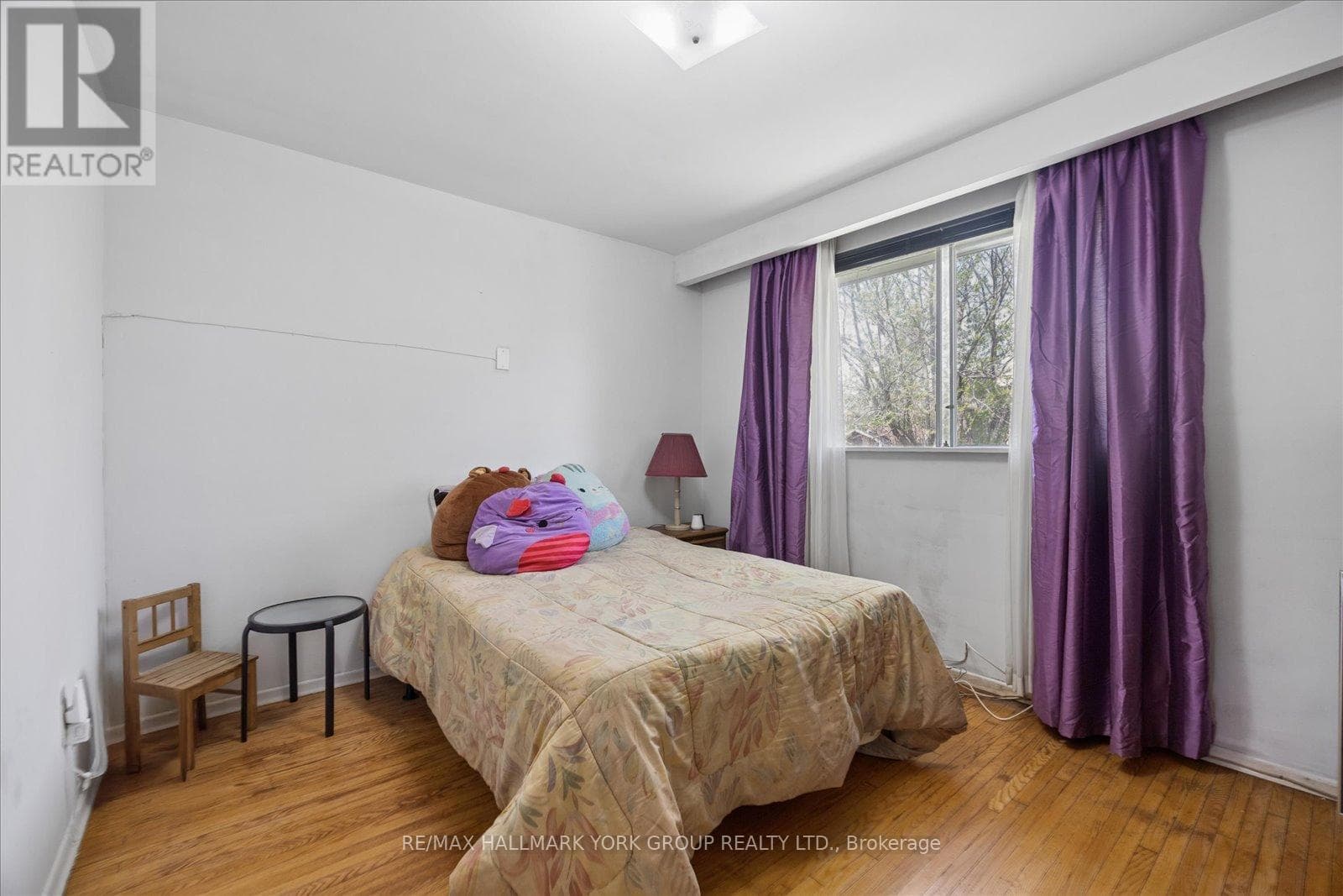 Brick bungalow in West Hill with 3+3 layout, separate-entrance basement, and second kitchen 22