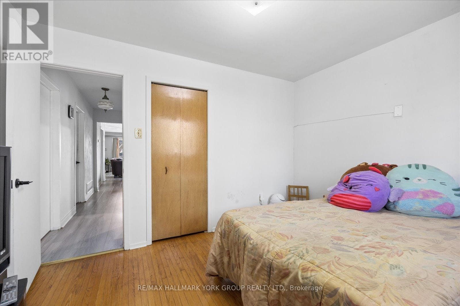 Brick bungalow in West Hill with 3+3 layout, separate-entrance basement, and second kitchen 23