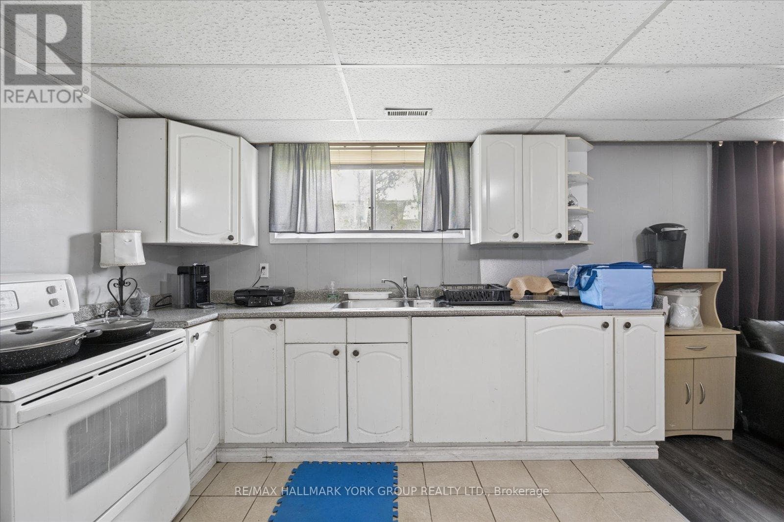 Brick bungalow in West Hill with 3+3 layout, separate-entrance basement, and second kitchen 32