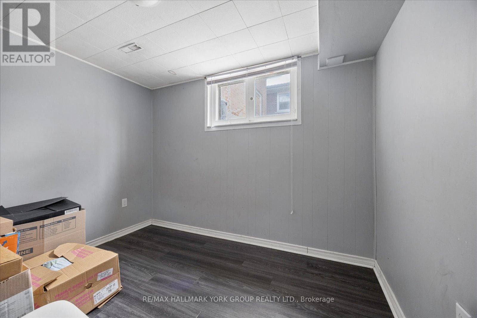 Brick bungalow in West Hill with 3+3 layout, separate-entrance basement, and second kitchen 33