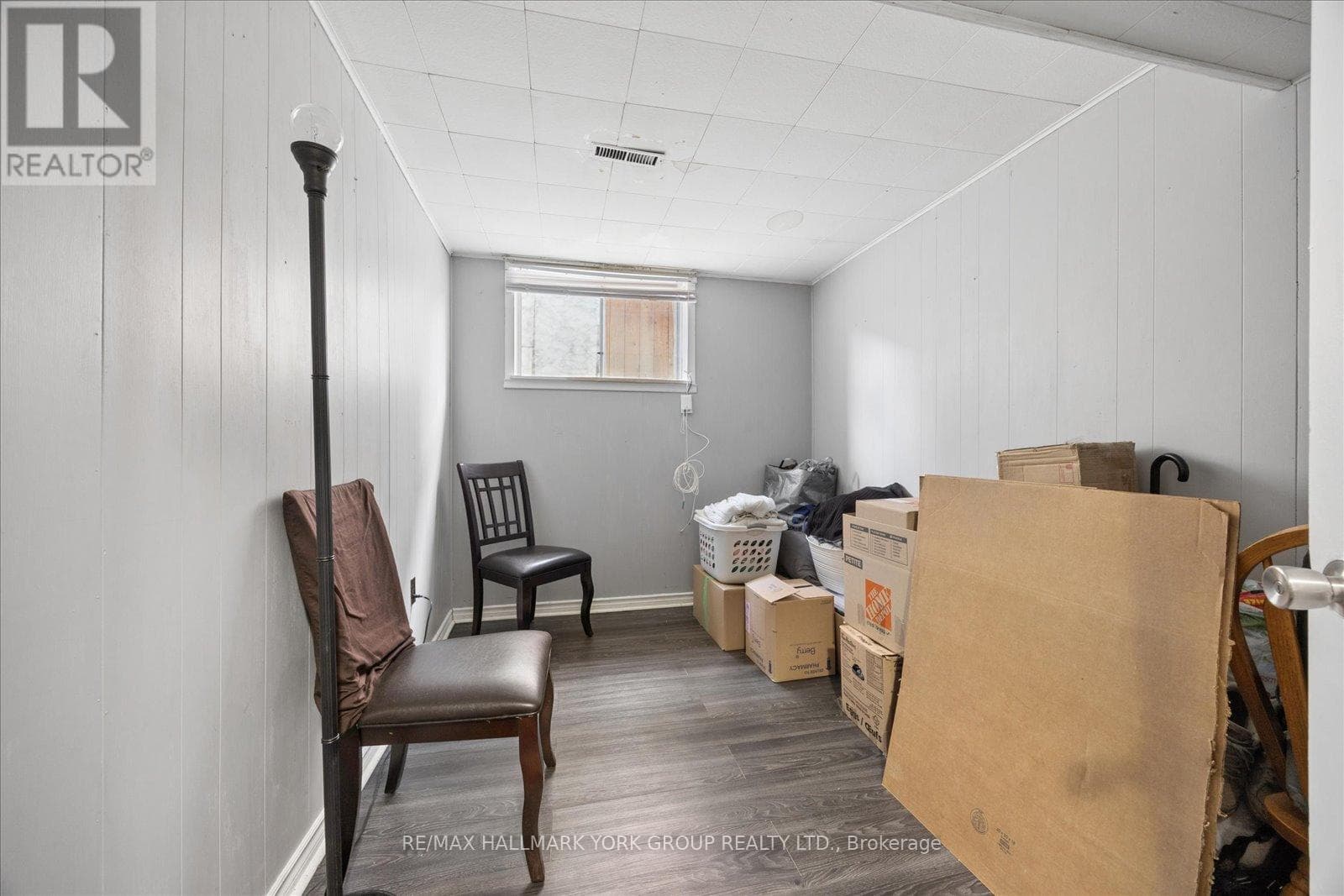 Brick bungalow in West Hill with 3+3 layout, separate-entrance basement, and second kitchen 37