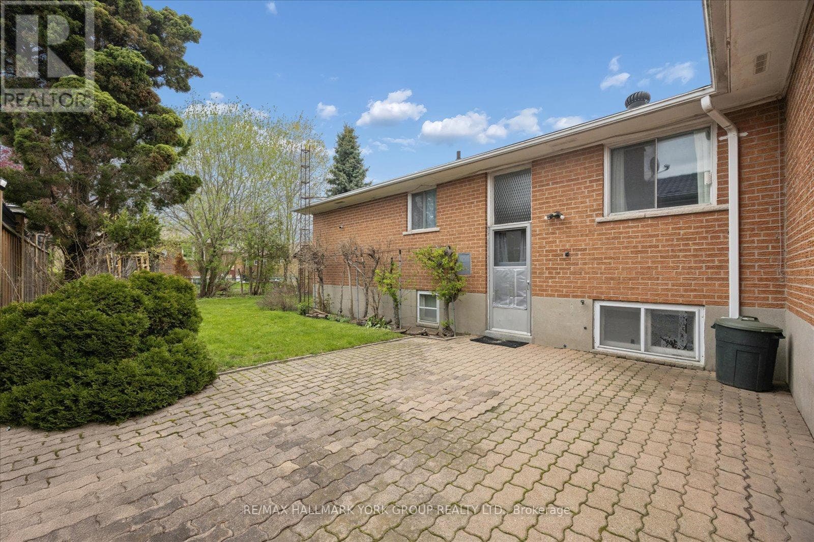 Brick bungalow in West Hill with 3+3 layout, separate-entrance basement, and second kitchen 38