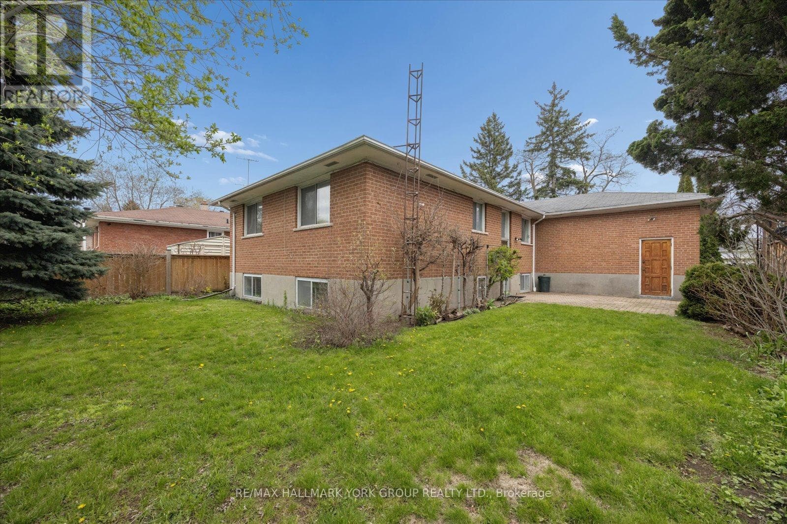 Brick bungalow in West Hill with 3+3 layout, separate-entrance basement, and second kitchen 39