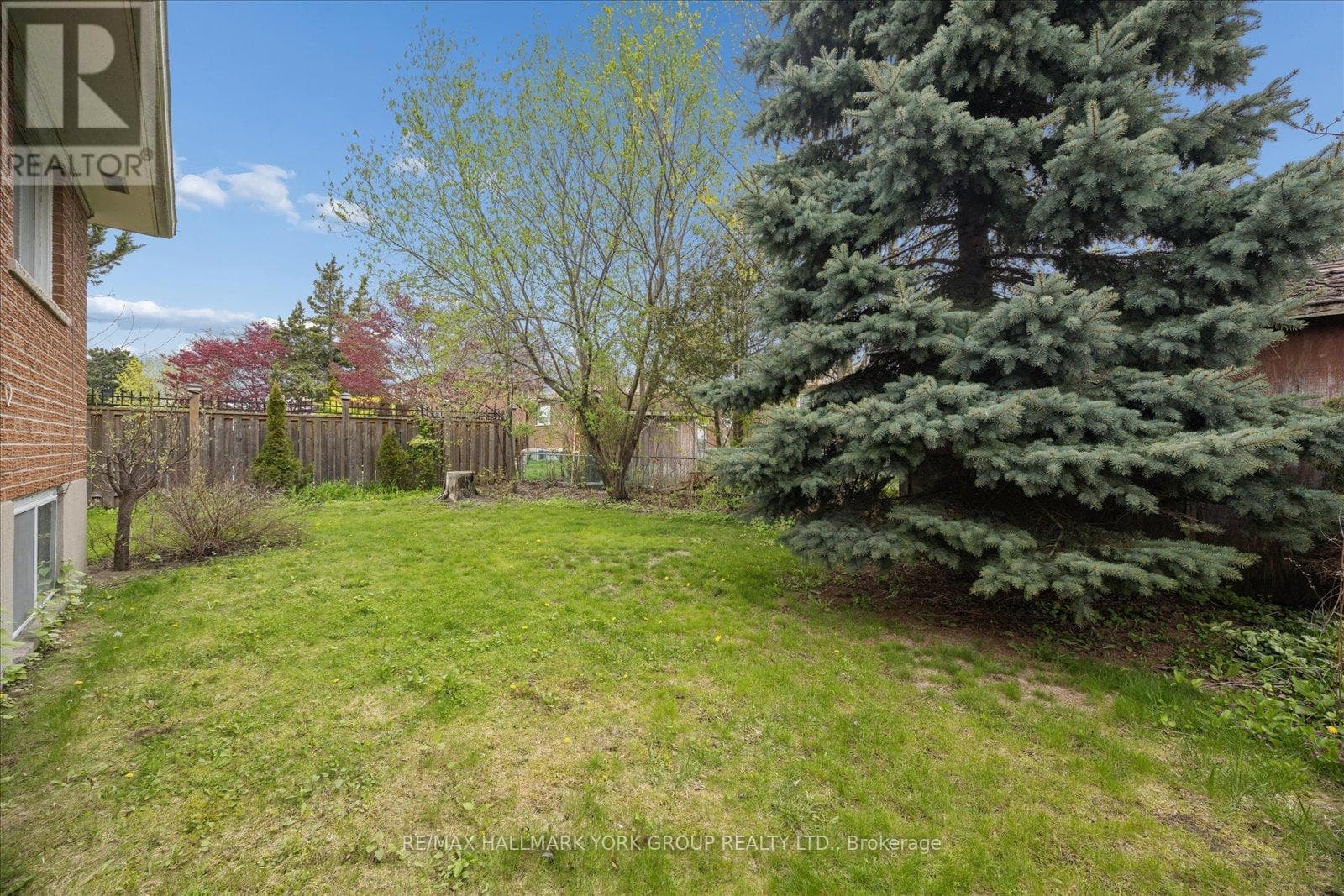 Brick bungalow in West Hill with 3+3 layout, separate-entrance basement, and second kitchen 41