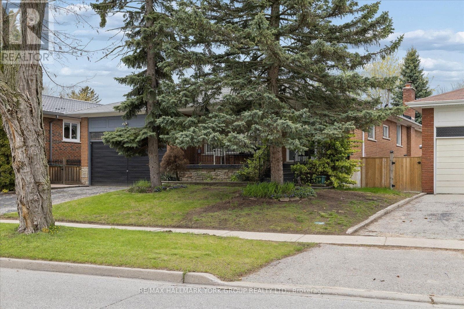 Brick bungalow in West Hill with 3+3 layout, separate-entrance basement, and second kitchen 42