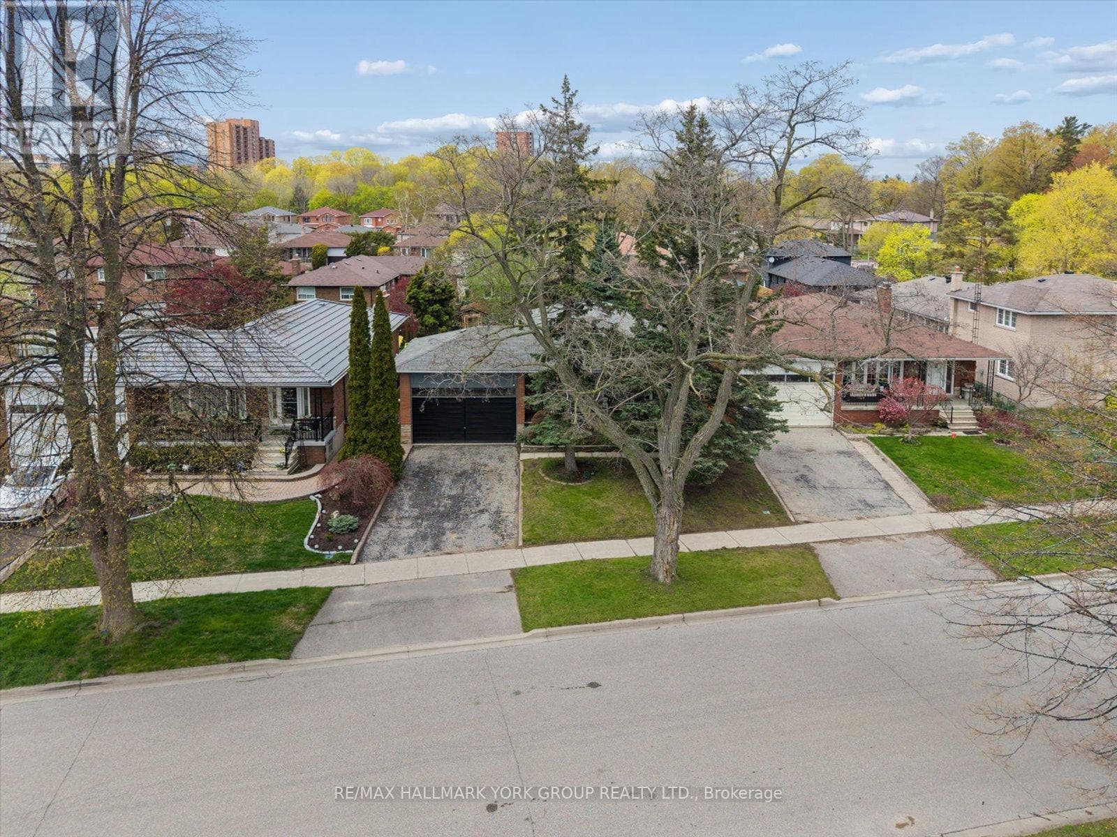 Brick bungalow in West Hill with 3+3 layout, separate-entrance basement, and second kitchen 43