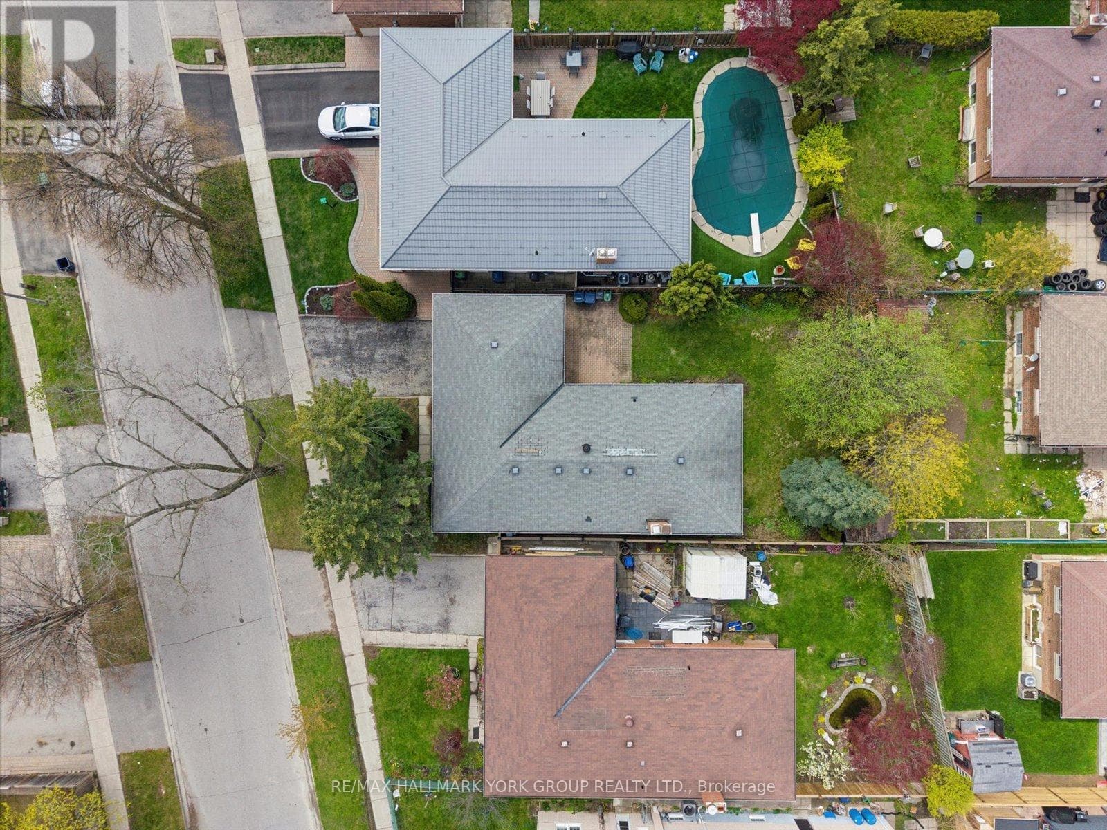 Brick bungalow in West Hill with 3+3 layout, separate-entrance basement, and second kitchen 44
