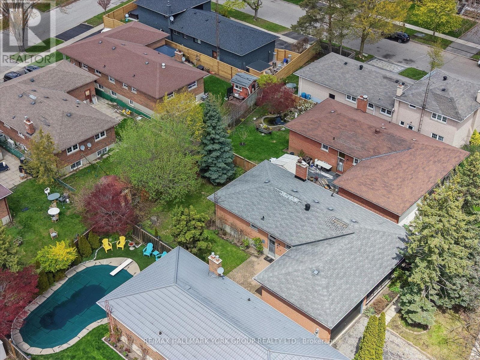 Brick bungalow in West Hill with 3+3 layout, separate-entrance basement, and second kitchen 46