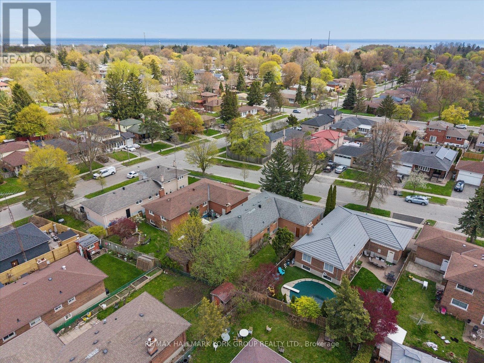 Brick bungalow in West Hill with 3+3 layout, separate-entrance basement, and second kitchen 47