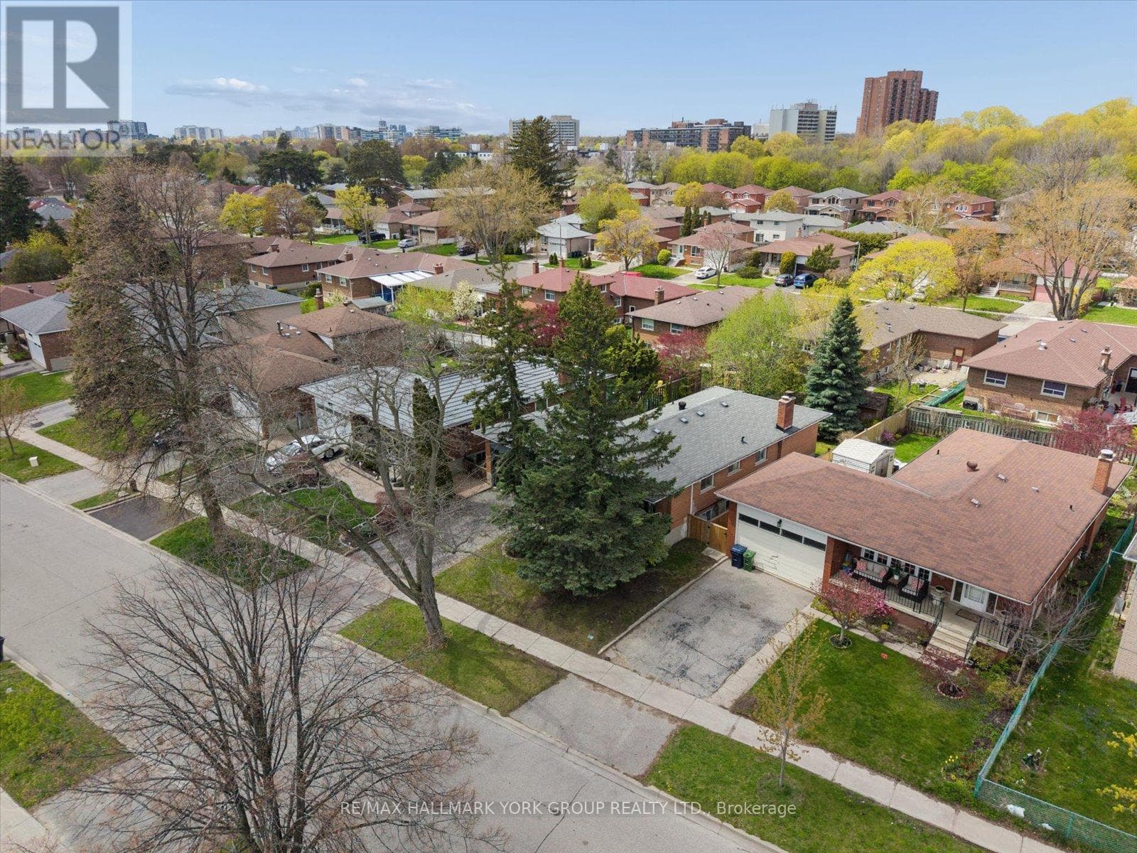 Brick bungalow in West Hill with 3+3 layout, separate-entrance basement, and second kitchen 48