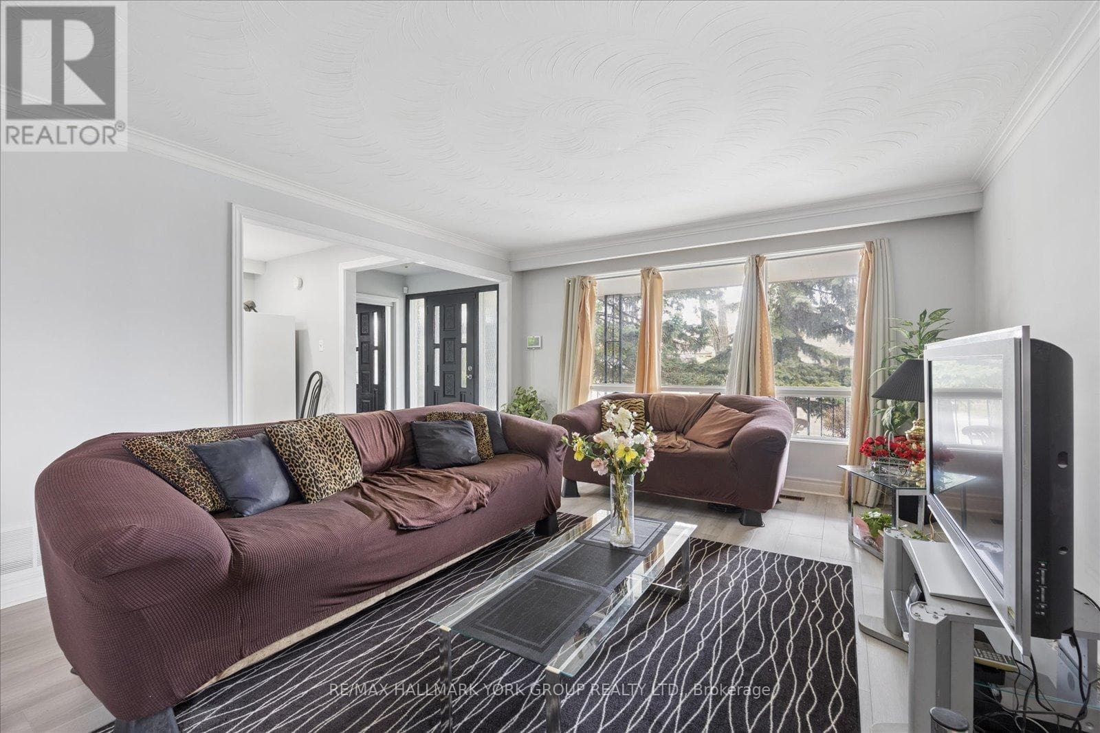 Brick bungalow in West Hill with 3+3 layout, separate-entrance basement, and second kitchen 6