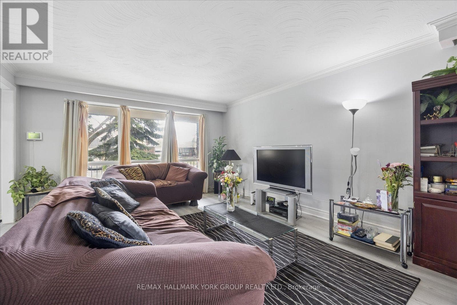Brick bungalow in West Hill with 3+3 layout, separate-entrance basement, and second kitchen 7
