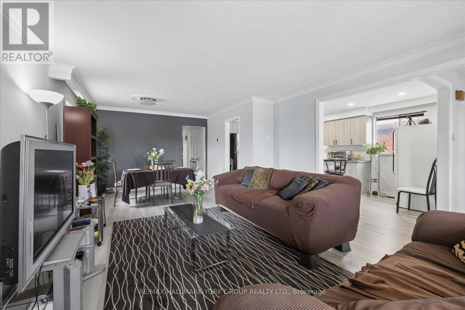 Brick bungalow in West Hill with 3+3 layout, separate-entrance basement, and second kitchen 8