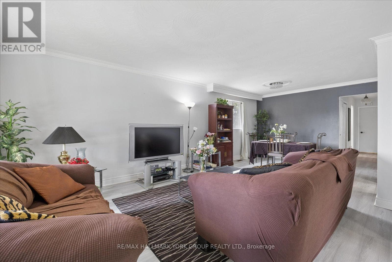 Brick bungalow in West Hill with 3+3 layout, separate-entrance basement, and second kitchen 9