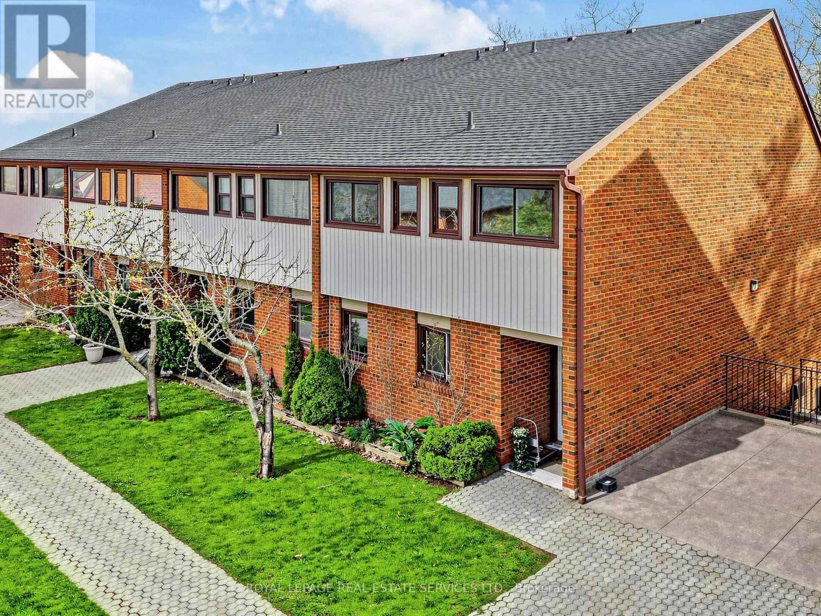 End-unit ravine townhouse in Iroquois Ridge catchment, near-neutral carry at 35% down