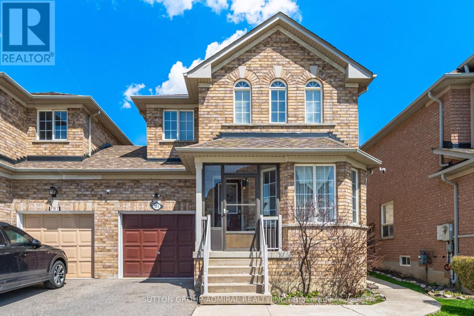 Renovated 3+1 link detached in Bayview Glen with legal-style basement suite, walk to Langstaff GO